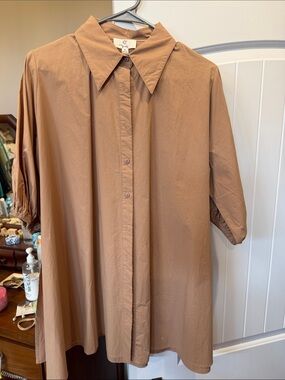 Relaxed Brown Button-Down Blouse with Short Sleeves